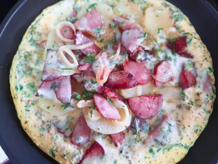Frigideira com a mistura dos ingredientes da receita.