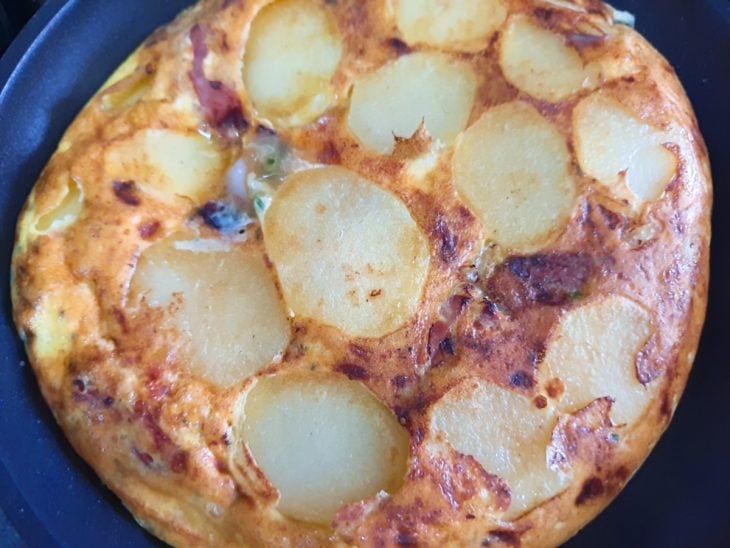 Frigideira com a mistura dos ingredientes da receita.