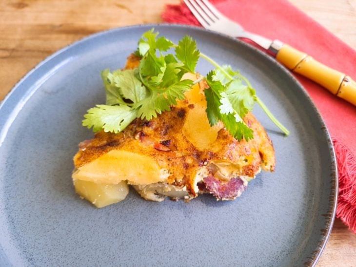 Um prato com fritada de batata com calabresa.