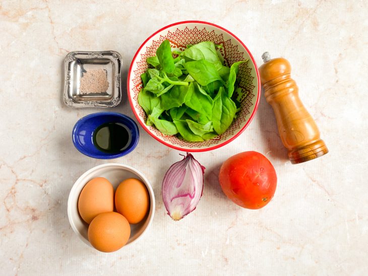 Ingredientes reunidos na bancada.