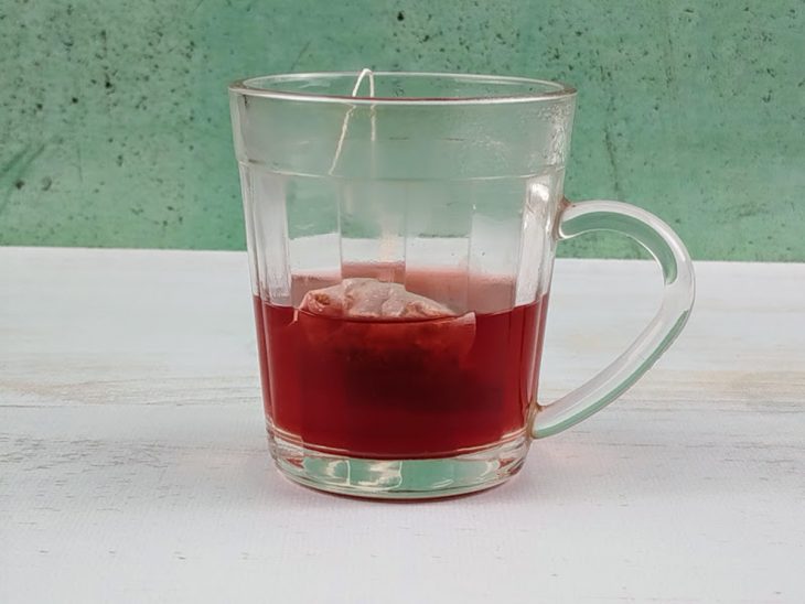 Chá infusionado na caneca.