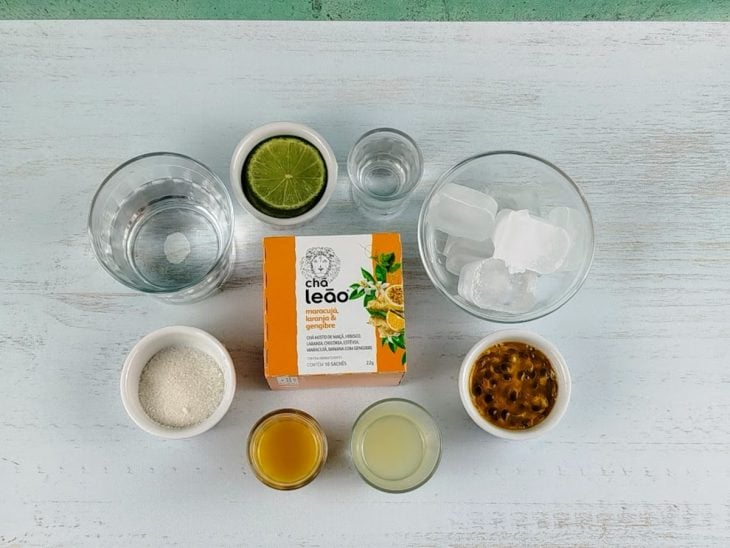 Ingredientes reunidos em uma bancada.