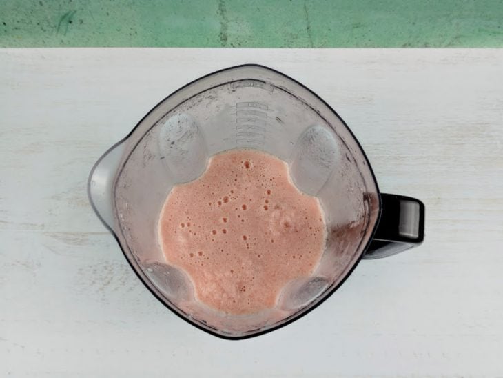 Mistura batida no liquidificador.