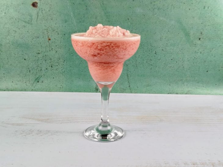 Mistura do liquidificador transferido para uma taça.