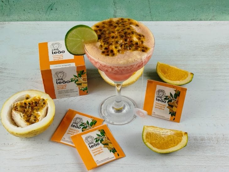 Frozen daiquiri de maracujá com chá pronto para consumo decorado com uma rodela limão.