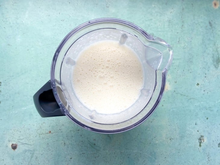 Um liquidificador com a mistura de iogurte, açúcar e creme de leite.