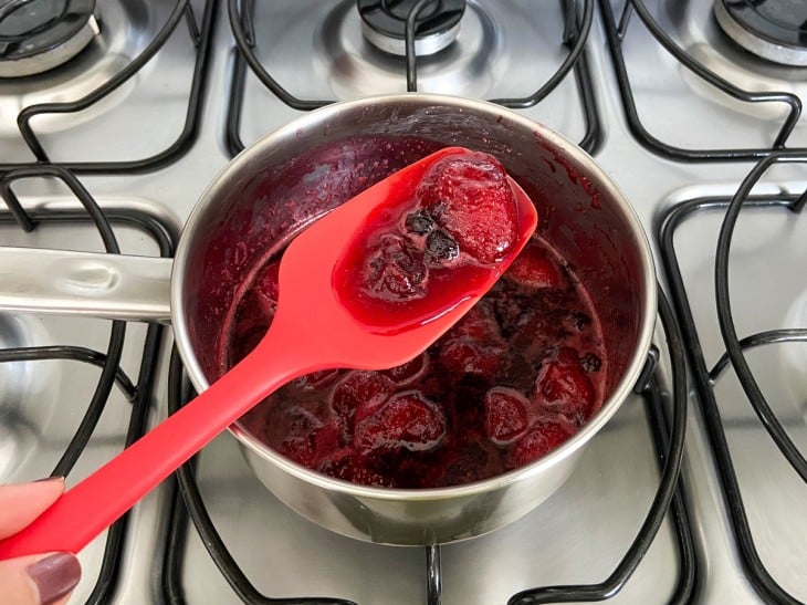 Uma panela com a calda de frutas vermelhas pronta.