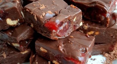 Fudge com cerejas e castanhas