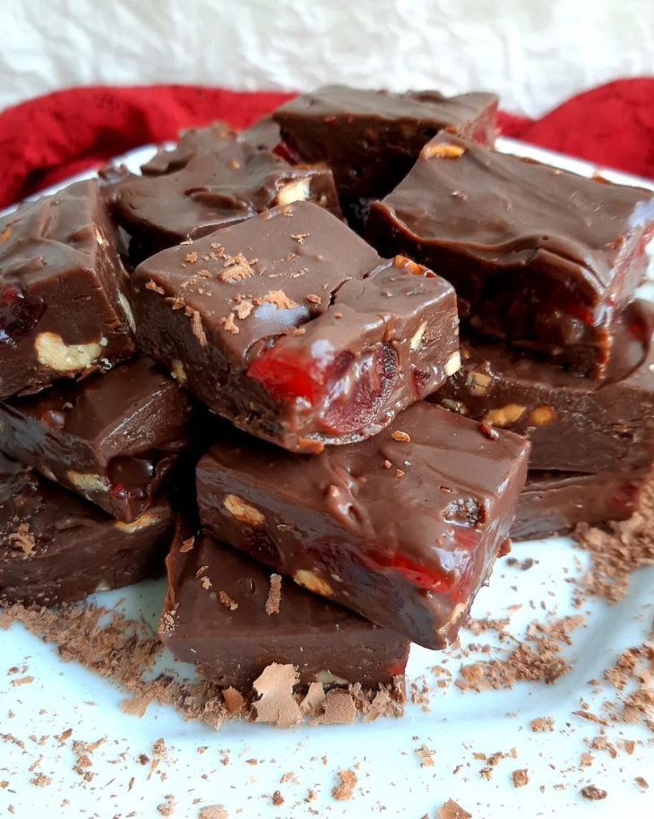 Fudge com cerejas e castanhas