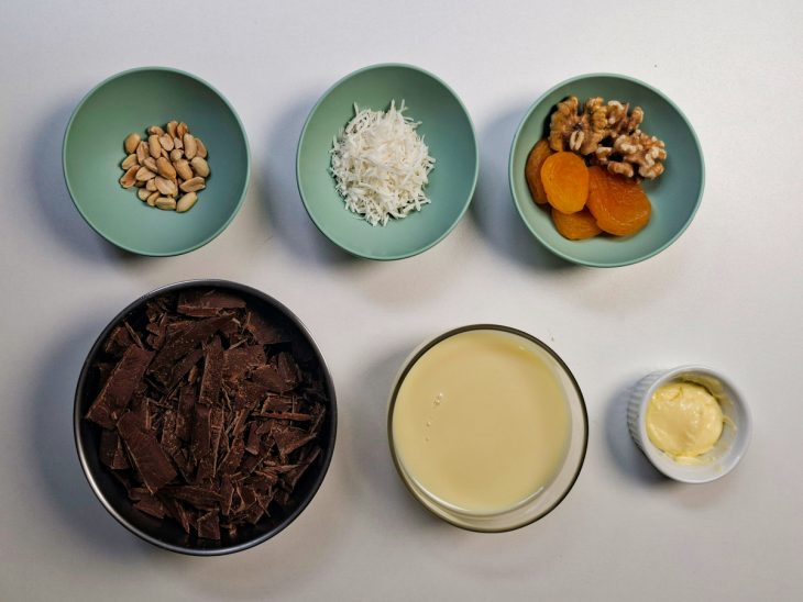 Ingredientes reunidos na bancada.