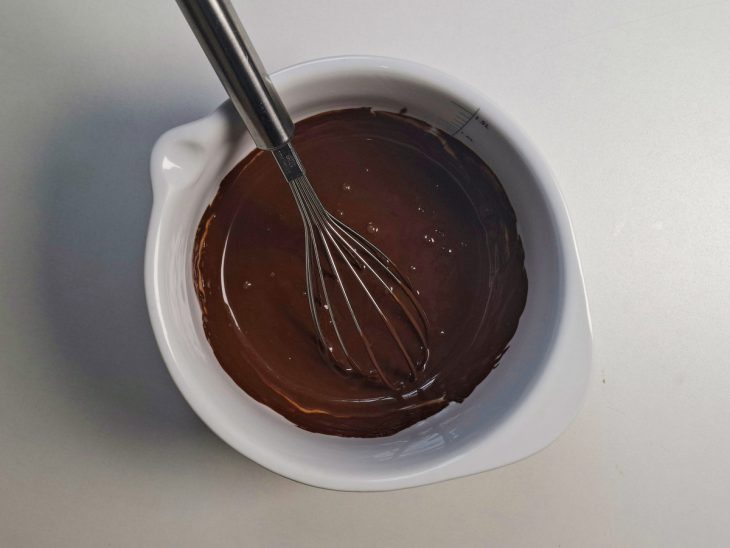 Chocolate derretido na tigela.