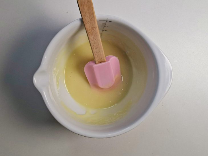 Leite condensado após o tempo no micro-ondas.