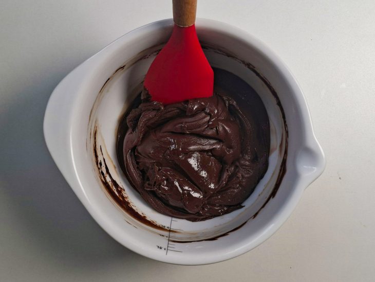 Chocolate derretido incorporado ao leite condensado.