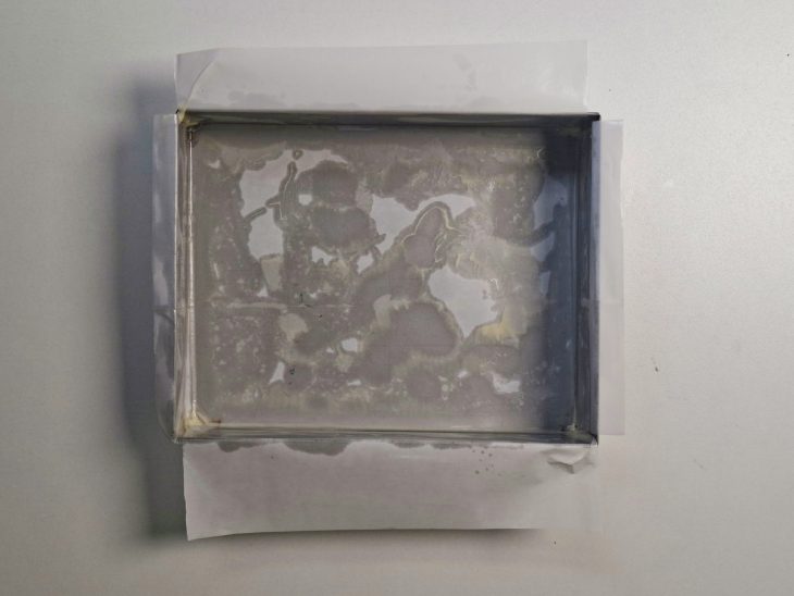 Forma untada e forrada com papel manteiga.