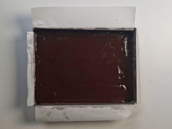 Massa espalhada pela forma.