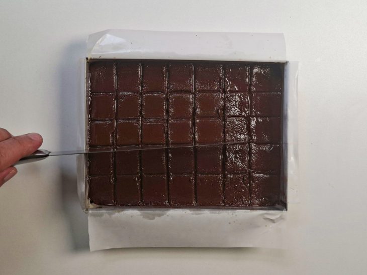 Massa porcionada em quadradinhos.