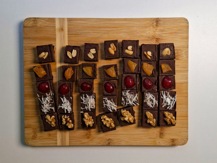 Pedaços do fudge cortados.