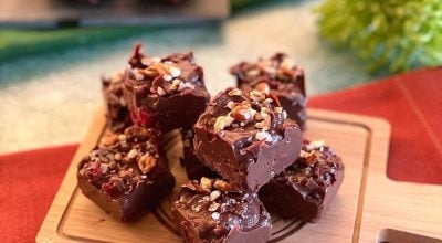 Fudge de chocolate com cerejas e nozes