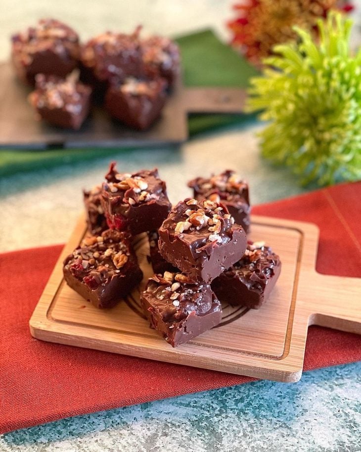 Fudge de chocolate com cerejas e nozes