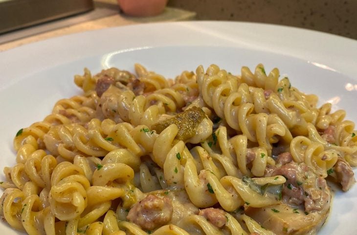 Fusilli ao creme de linguiça e porcini