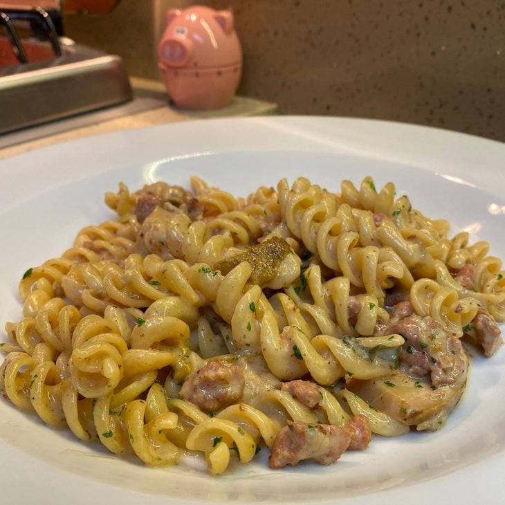 Fusilli ao creme de linguiça e porcini