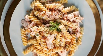 Fusilli cremoso com salmão