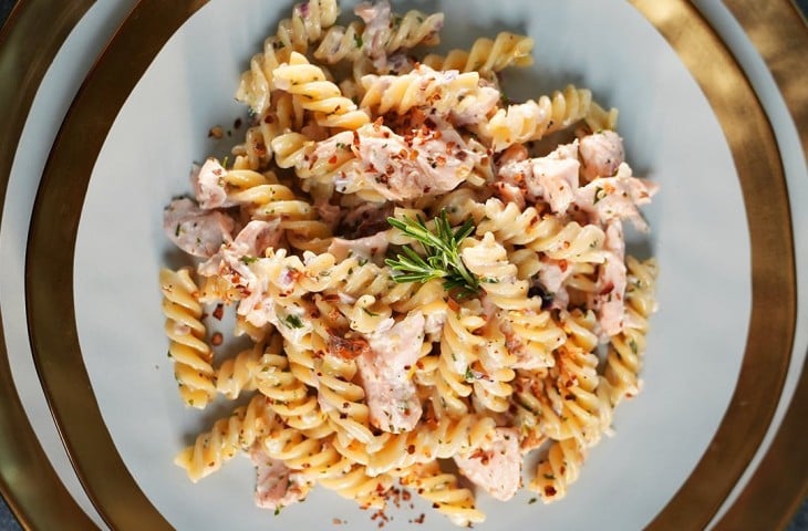 Fusilli cremoso com salmão