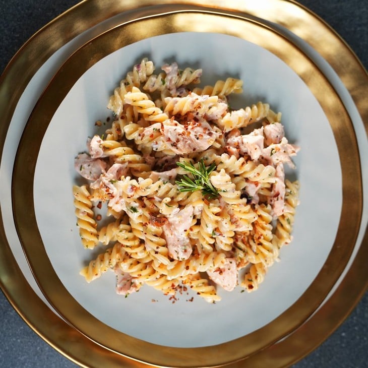 Fusilli cremoso com salmão