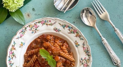 Fusilli integral com carne e alho-poró