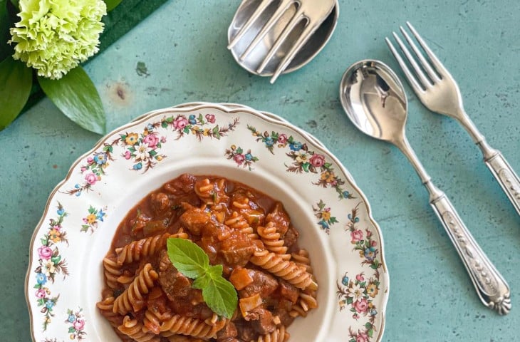 Fusilli integral com carne e alho-poró