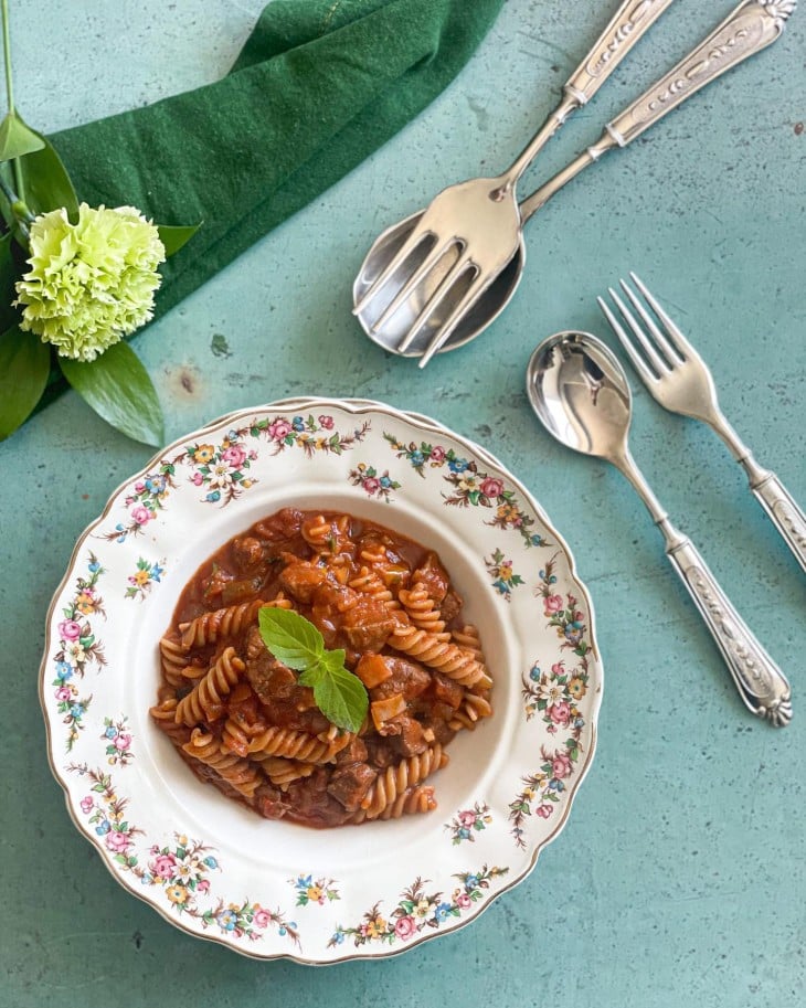 Fusilli integral com carne e alho-poró