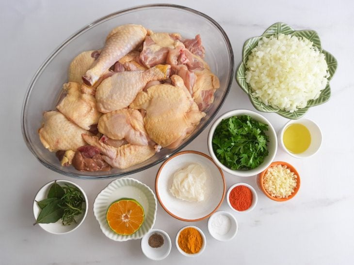 Uma bancada com os ingredientes separados.