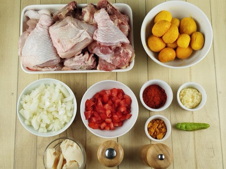 Ingredientes reunidos na bancada.