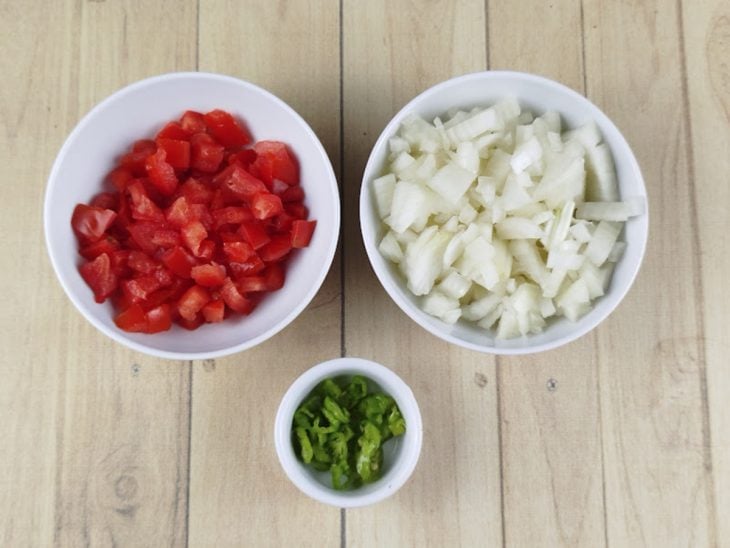 Ingredientes picados e reservados.