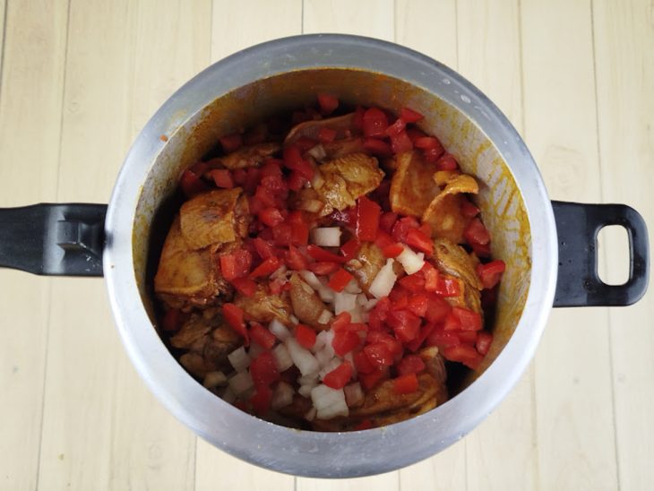 Restante da cebola e o tomate adicionados na panela.