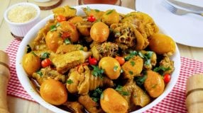 Galinha caipira com pequi
