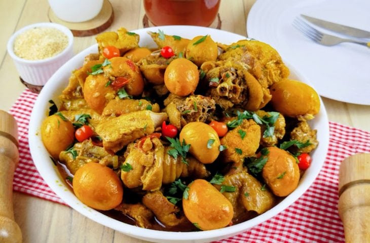 Galinha caipira com pequi