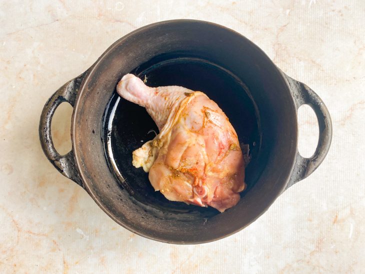 Carne de frango grelhando numa panela.