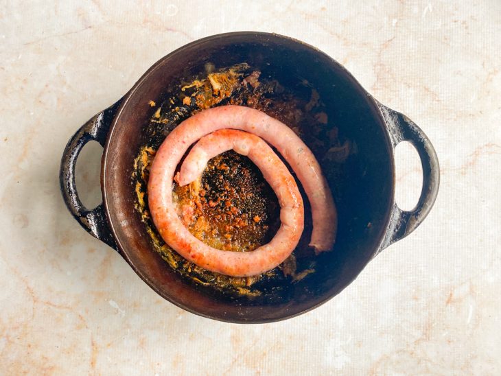 Linguiça na panela para grelhar.