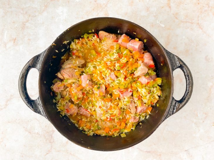 Frango e arroz adicionado na panela.