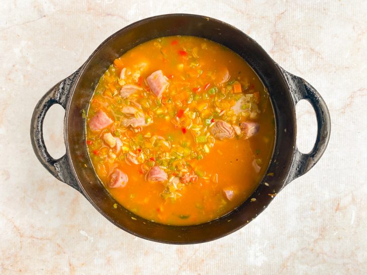 Água adicionada para o cozimento dos ingredientes da panela.
