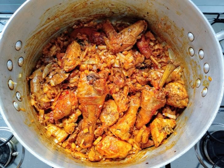 frango cozinhando na panela