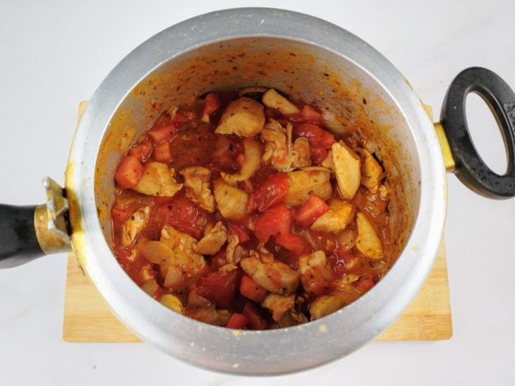 Ingredientes adicionados na panela de pressão.
