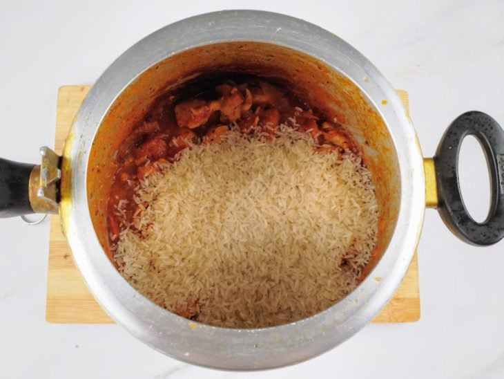 Arroz adicionado na panela de pressão.