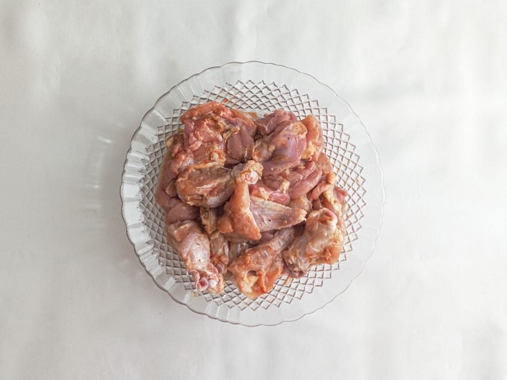 frango cru temperado para marinar
