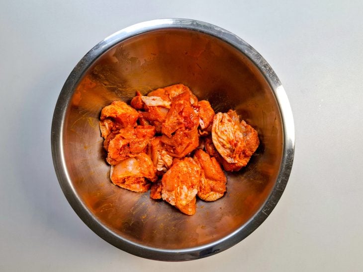 frango temperado para galinhada.