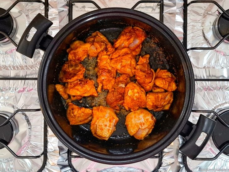 frango em pedaços selado na banha.