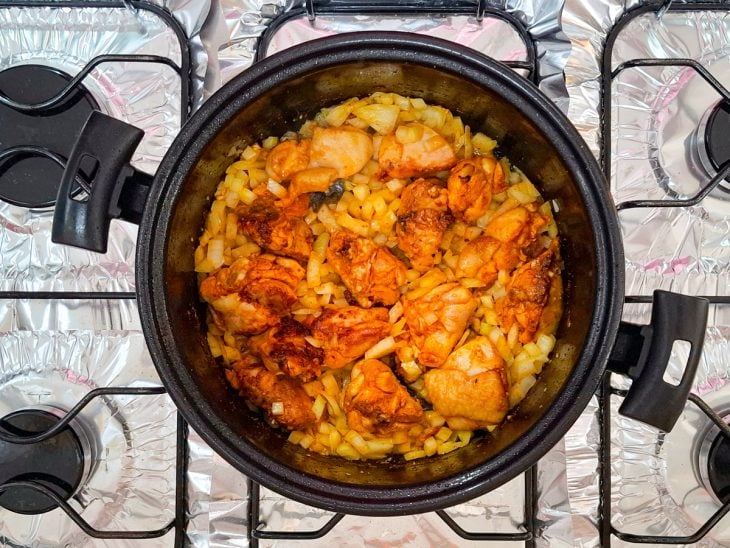 frango selado com cebola e alho refogados.