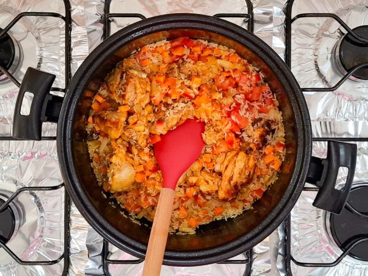arroz e legumes picadinhos junto ao refogado da galinhada.
