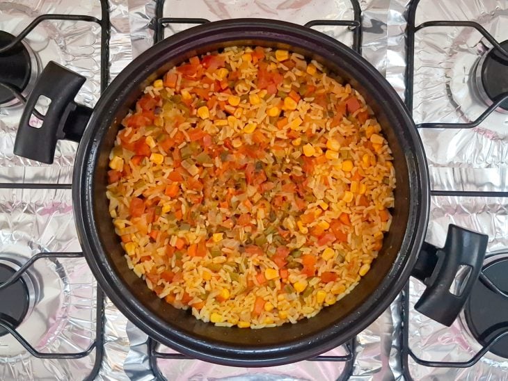 galinhada cozida com arroz no ponto ideal.